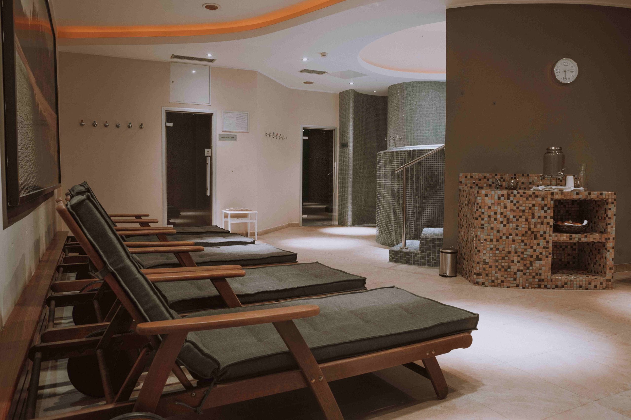 Pihenőtér nyugágyakkal a wellness-részlegen